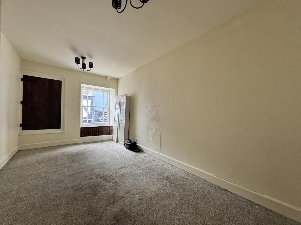 Lot: 86 - COMMERCIAL PROPERTY IN CENTRAL TOWN CENTRE LOCATION - First floor office space